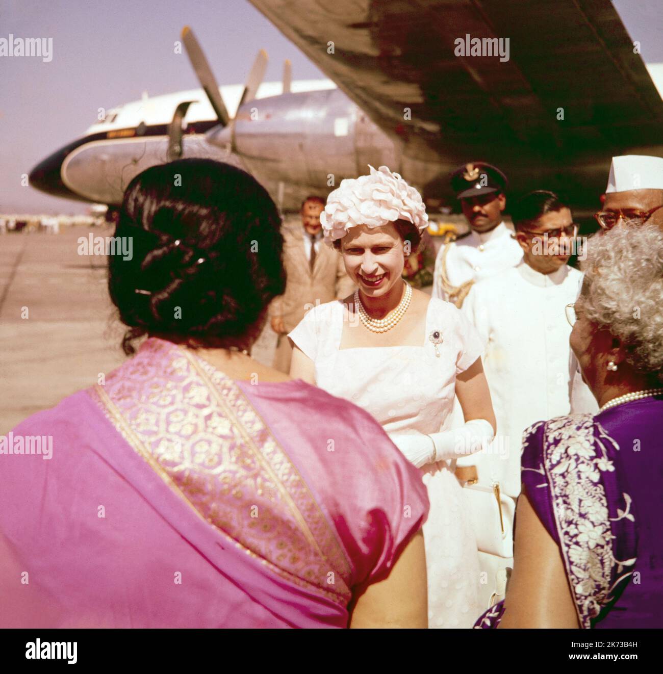 Königin Elizabeth II. Kommt im Rahmen ihrer Indien-Tournee 1961 in Bombay an. Vintage-Farbfoto. Stockfoto