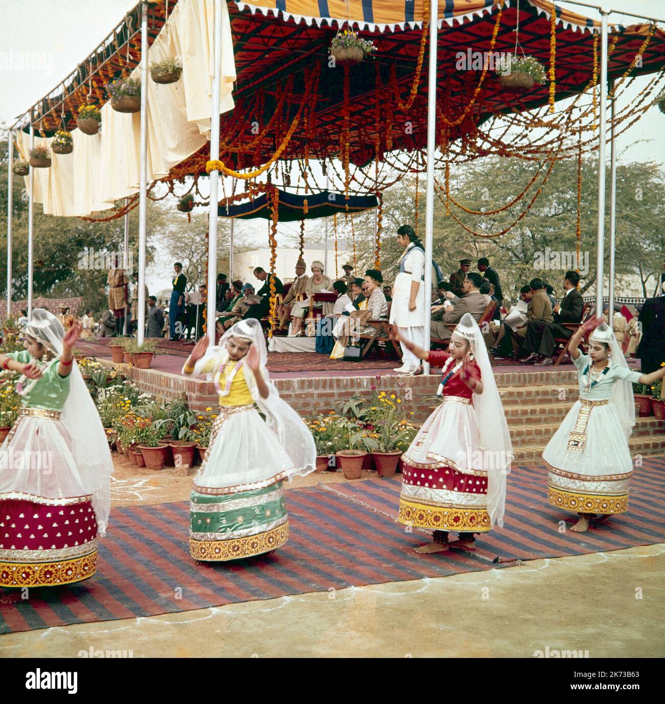 Ein Vintage-Farbfoto aus dem Jahr 1961, das eine Gruppe junger indischer Mädchen zeigt, die vor Königin Elizabeth II. In Delhi tanzten, während sie auf der Indian Tour der Queen 1961 waren. Stockfoto