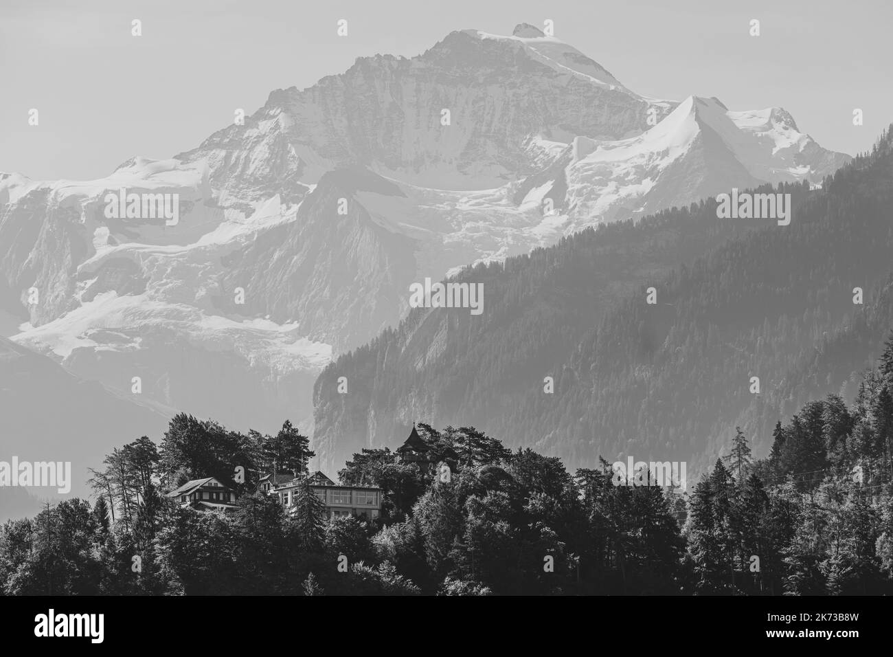 Schichten von Bergen vor Jungfrau, Interlaken, Schweiz Stockfoto