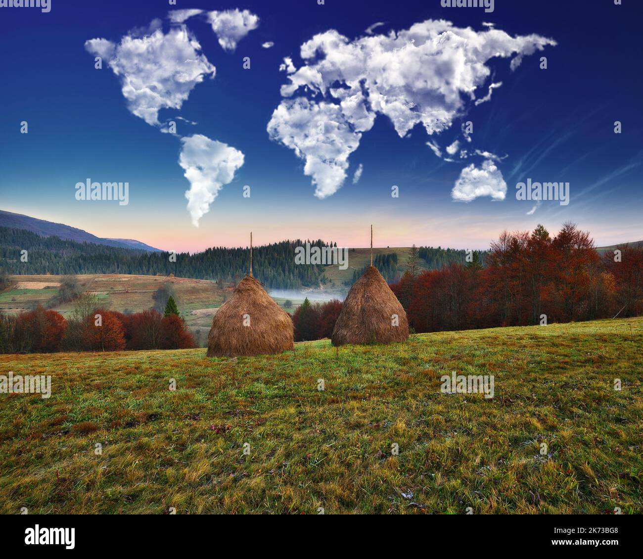 Wolken in Form einer Weltkarte über den Bergen. Herbstdämmerung in den Karpaten. Reise- und Landschaftskonzept Stockfoto