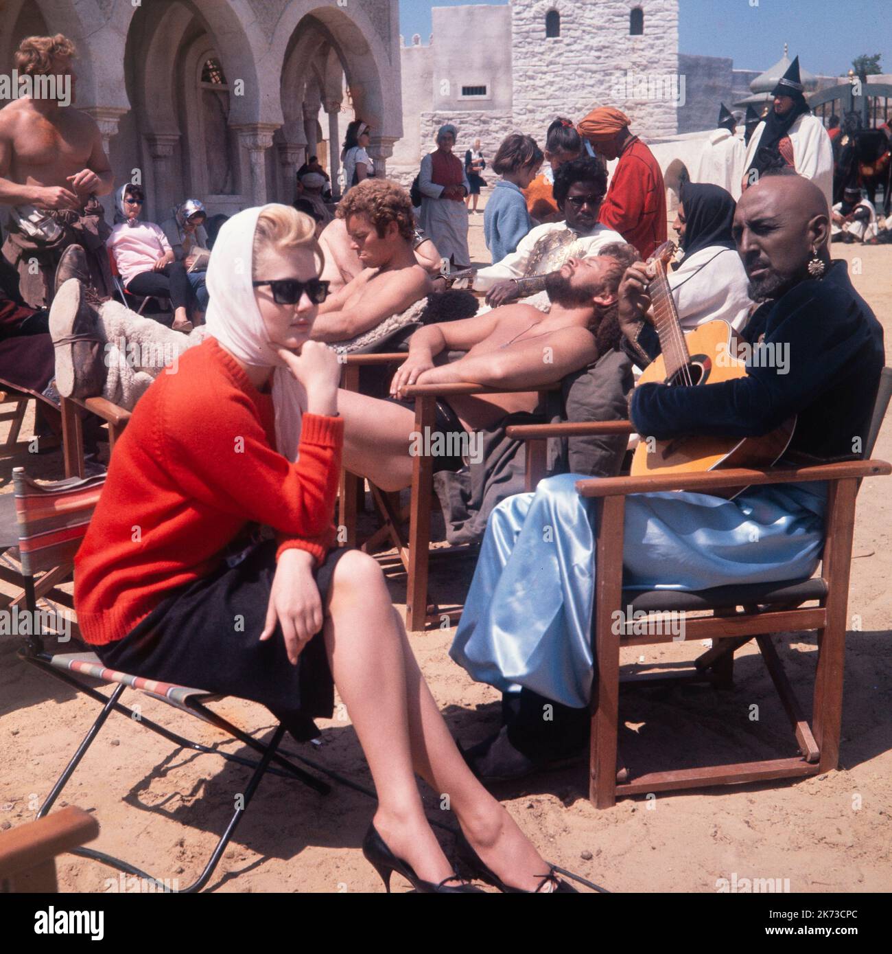 Vintage 1963 Farbfoto mit dem britischen Schauspieler Lionel Jeffries, der sich während der Dreharbeiten zu „The Long Ships“ in Jugoslawien entspannt. Der Film wurde 1964 veröffentlicht, wobei Jeffries die Rolle von Aziz spielte. Stockfoto