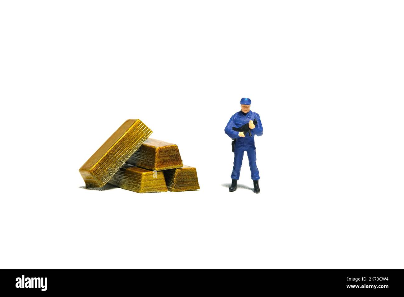 Miniatur Menschen Spielzeug Figur Fotografie. Gold Sicherheitsschutzkonzept. Ein Polizeibeamter, der neben der Goldbarke steht. Isoliert auf grauem Hintergrund. Ima Stockfoto