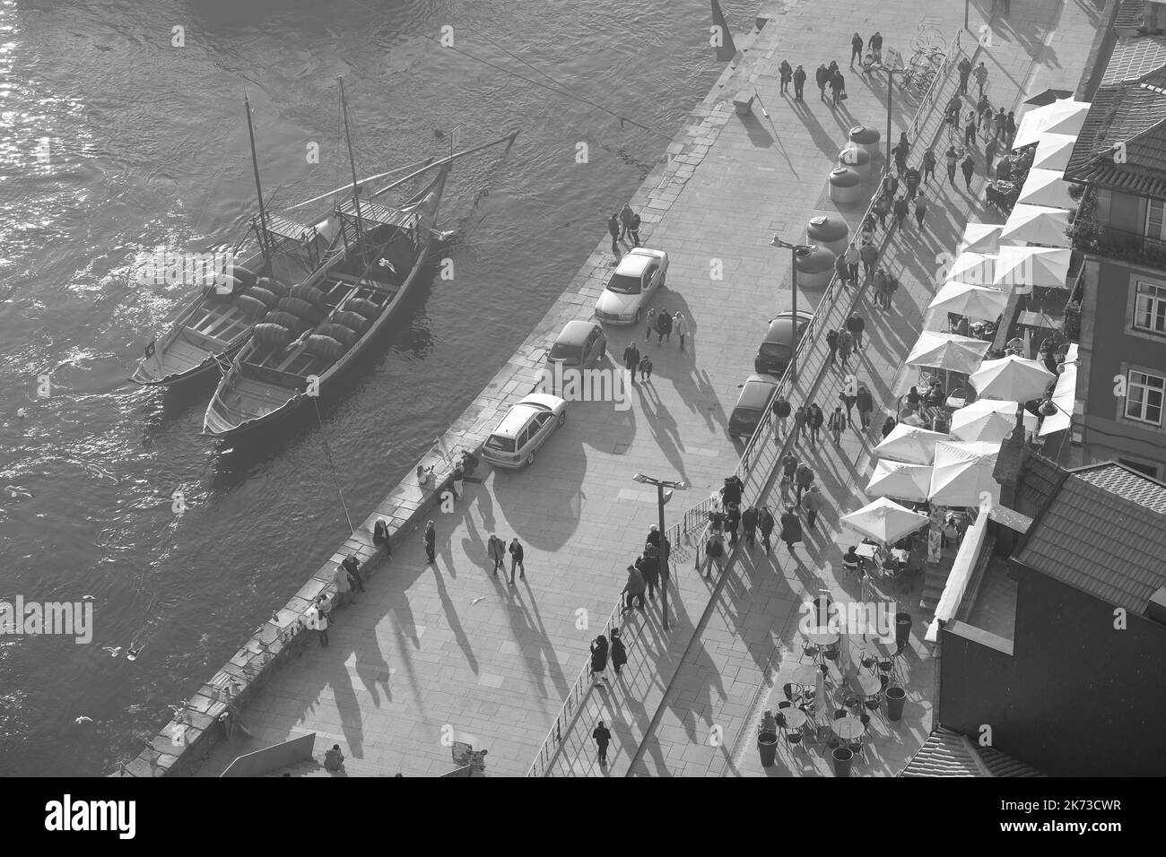 Hafenfront mit Promenade Boote Sonnenschirme Menschen Porto Portugal Stockfoto