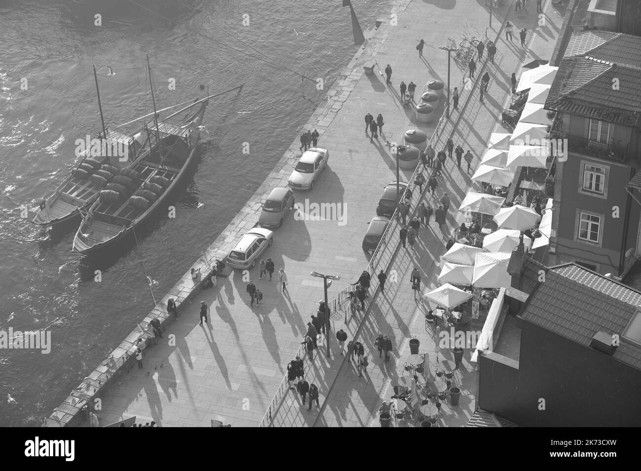 Hafenfront mit Promenade Boote Sonnenschirme Menschen Porto Portugal Stockfoto