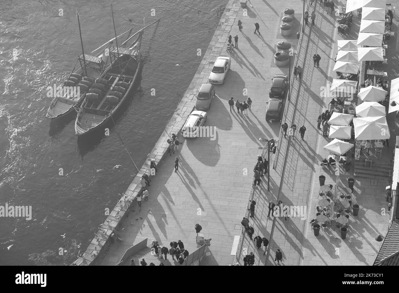 Hafenfront mit Promenade Boote Sonnenschirme Menschen Porto Portugal Stockfoto