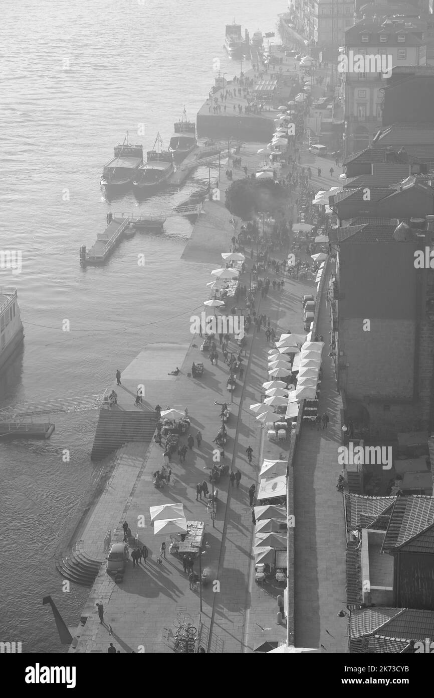 Porto Harbour Blick nach unten Schirme Menschen Fluss Douro Stockfoto