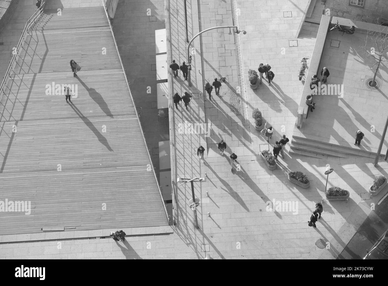 Hafenfront mit Promenade Boote Sonnenschirme Menschen Porto Portugal Stockfoto