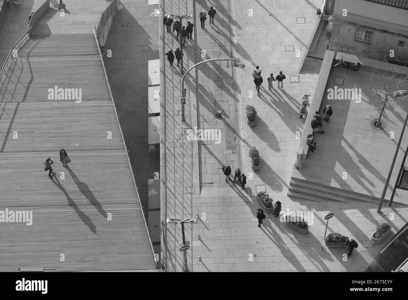 Hafenfront mit Promenade Boote Sonnenschirme Menschen Porto Portugal Stockfoto