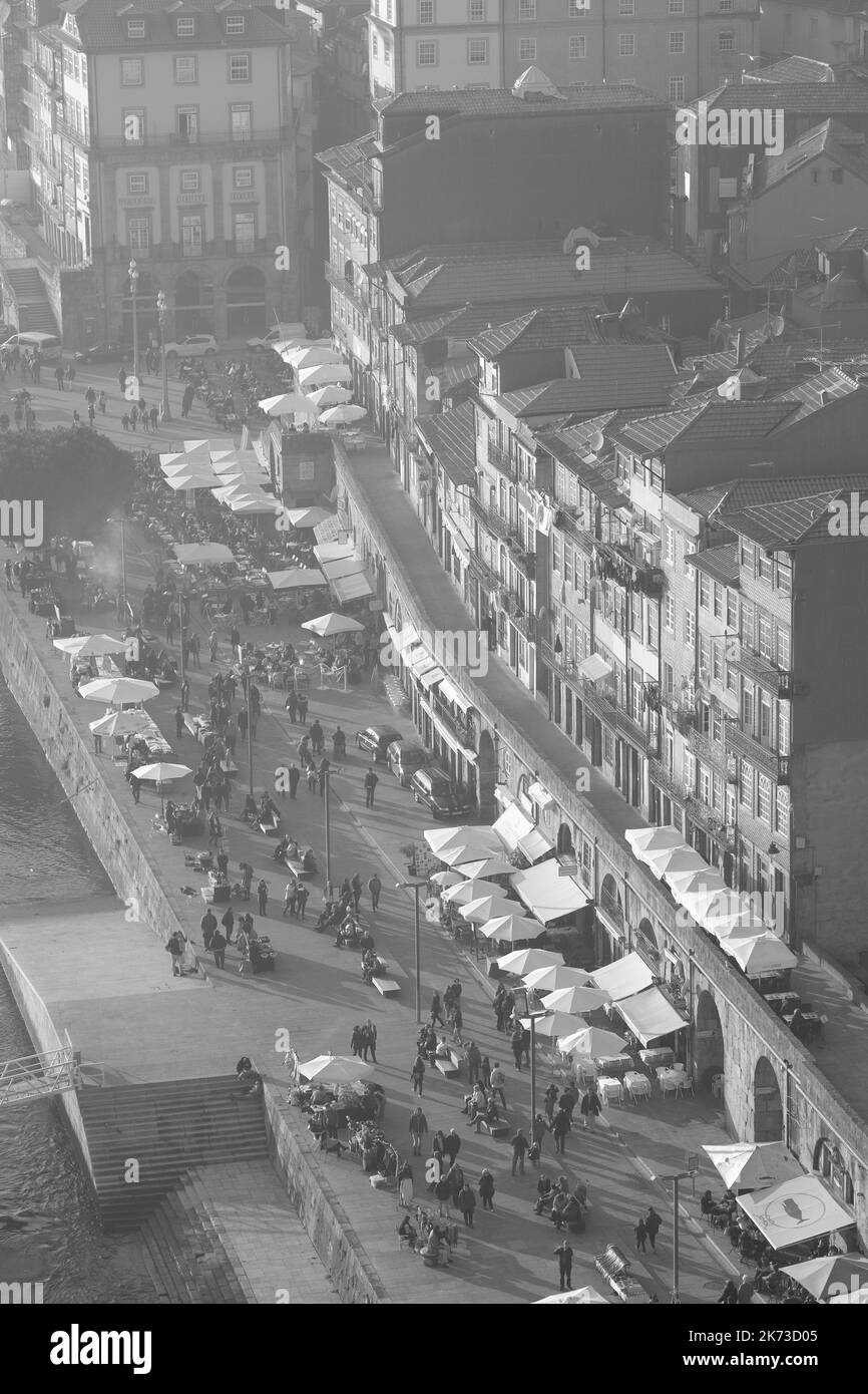 Hafenfront mit Promenade Boote Sonnenschirme Menschen Porto Portugal Stockfoto