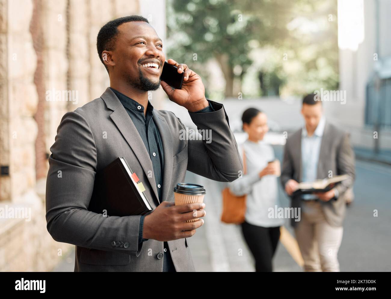 Dies ist eine wunderbare Gelegenheit. Ein Geschäftsmann, der mit seinem Smartphone telefoniert. Stockfoto
