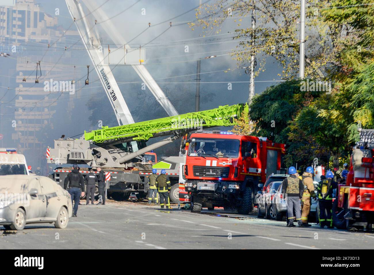 Kiew, Ukraine. 17. Oktober 2022. Feuerwehrleute arbeiten, nachdem eine Drohne auf Gebäude in Kiew abgefeuert wurde. Es wurde berichtet, dass es in Kiew aufgrund der Angriffe der russischen Streitkräfte in den frühen Morgenstunden fünf separate Explosionen gab. Russland griff Kiew am 17. Oktober 2022 mit von Iran hergestellten Kamikaze-Drohnen an. In der Folge wurden Verwaltungs- und Wohngebäude beschädigt. (Foto: Aleksandr Gusev/SOPA Images/Sipa USA) Quelle: SIPA USA/Alamy Live News Stockfoto