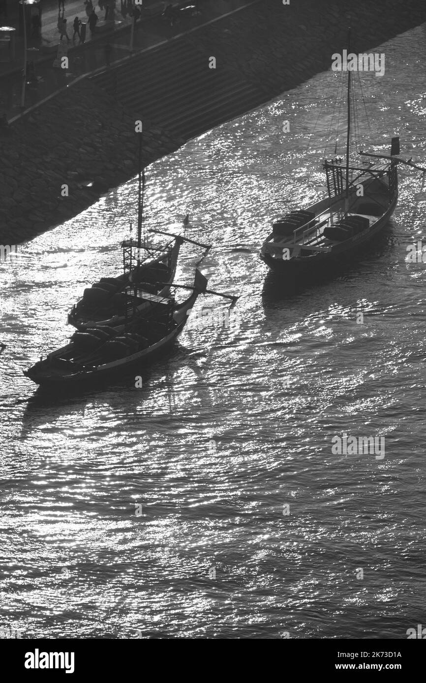 Hafenfront mit Promenade Boote Sonnenschirme Menschen Porto Portugal Stockfoto