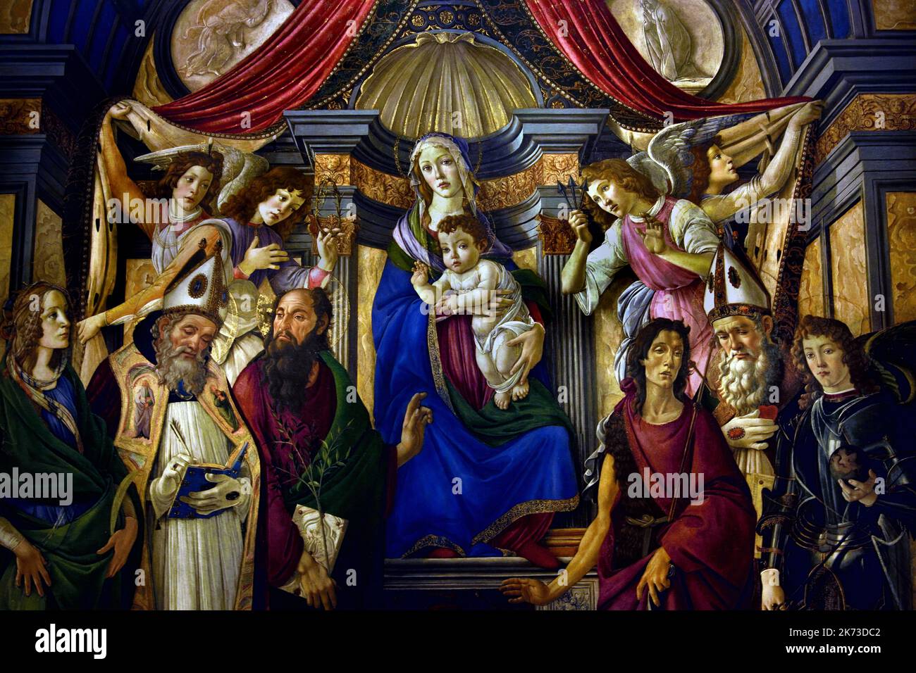 Madonna mit Kind, mit, vier Engel, sechs Heilige, das Altarbild von San Barnaba, 1487, von, Sandro Botticelli, 1445-1510, Uffizien, Florenz, Toskana, Italien. ( Florenz Italienischer Maler der Florentiner Schule der frühen Renaissance) Stockfoto