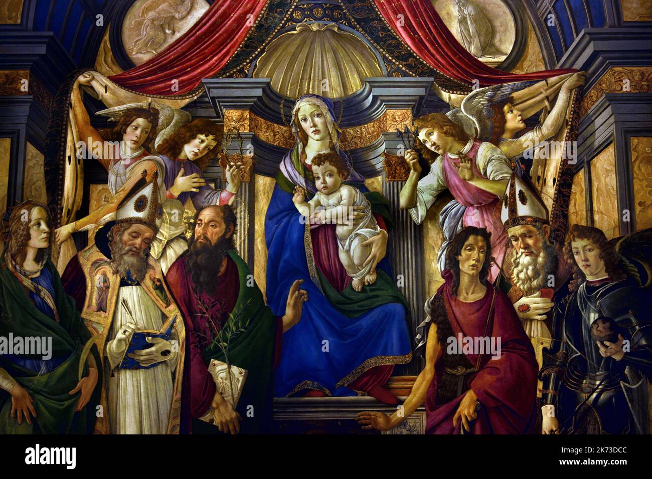 Madonna mit Kind, mit, vier Engel, sechs Heilige, das Altarbild von San Barnaba, 1487, von, Sandro Botticelli, 1445-1510, Uffizien, Florenz, Toskana, Italien. ( Florenz Italienischer Maler der Florentiner Schule der frühen Renaissance) Stockfoto