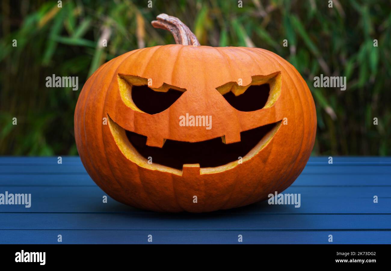 Traditionelle amerikanische gruselige Jack-o'-Laterne, die aus einem Kürbis hergestellt wurde, um den Halloween-Feiertag zu feiern. Stockfoto