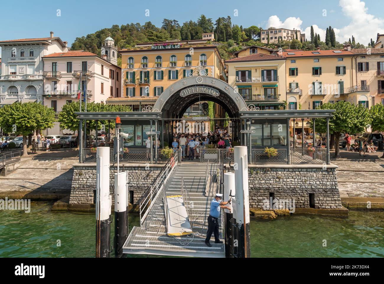 Bellagio, Lombardei, Italien - 5. September 2022: Der Pier des malerischen Dorfes Bellagio mit Touristen warten auf die Fähre für Sehenswürdigkeiten Stockfoto