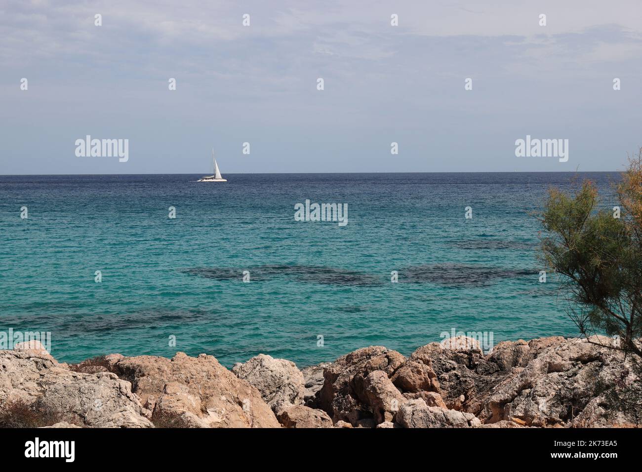 Blick von der Strandpromenade in Cala Ratjada auf das türkisfarbene Meer, Kopierfläche Stockfoto