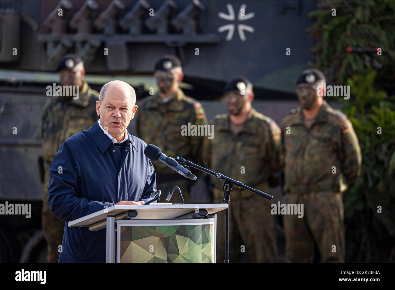 Ostenholz, Deutschland. 17. Oktober 2022. Bundeskanzler Olaf Scholz (SPD), der vor einem Kampfpanzer steht, wendet sich nach der Ausbildung und Einweisung der Armee im Heidekreis Lüneburger Heide an Soldaten. Quelle: Moritz Frankenberg/dpa/Alamy Live News Stockfoto