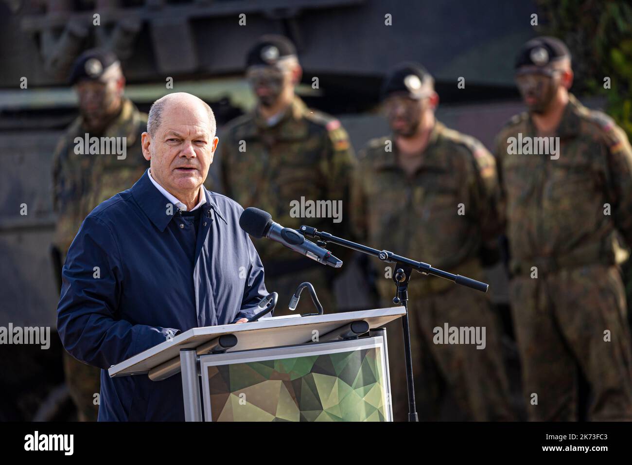 Ostenholz, Deutschland. 17. Oktober 2022. Bundeskanzler Olaf Scholz (SPD), der vor einem Kampfpanzer steht, wendet sich nach der Ausbildung und Einweisung der Armee im Heidekreis Lüneburger Heide an Soldaten. Quelle: Moritz Frankenberg/dpa/Alamy Live News Stockfoto