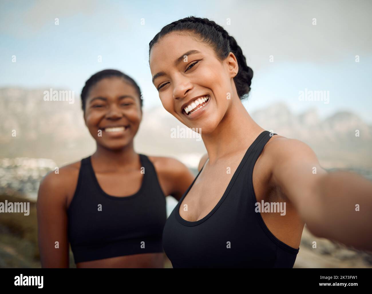 Meine Freunde sind mein Leben. Zwei Freunde, die während eines Trainings Selfies machen. Stockfoto
