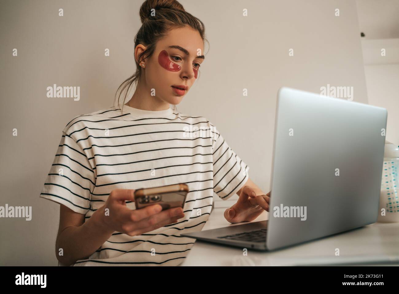 Freiberufliche Mitarbeiterin, die an ihrem tragbaren Computer arbeitet Stockfoto