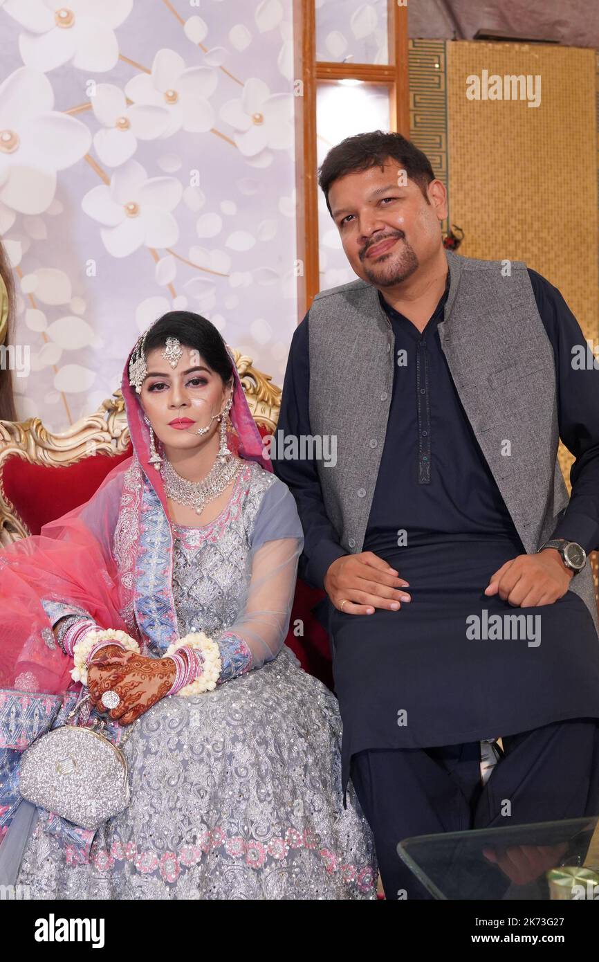 Braut und Bräutigam bei der pakistanischen Hochzeit: Traditionelle Nikah-Zeremonie in Karachi Stockfoto