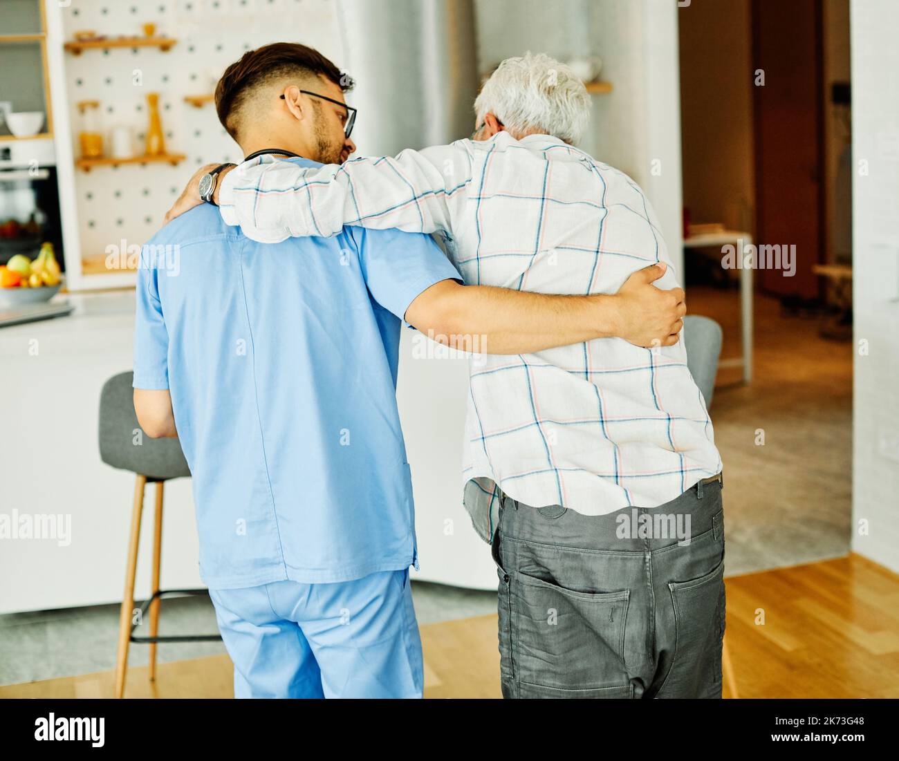 Krankenschwester Arzt Senior Care Betreuer Hilfe Assistierung Ruhestand Heim Krankenpflege helfen halten Umarmung ältere Mann Frau Gesundheit Unterstützung Gehstock Stock Stockfoto