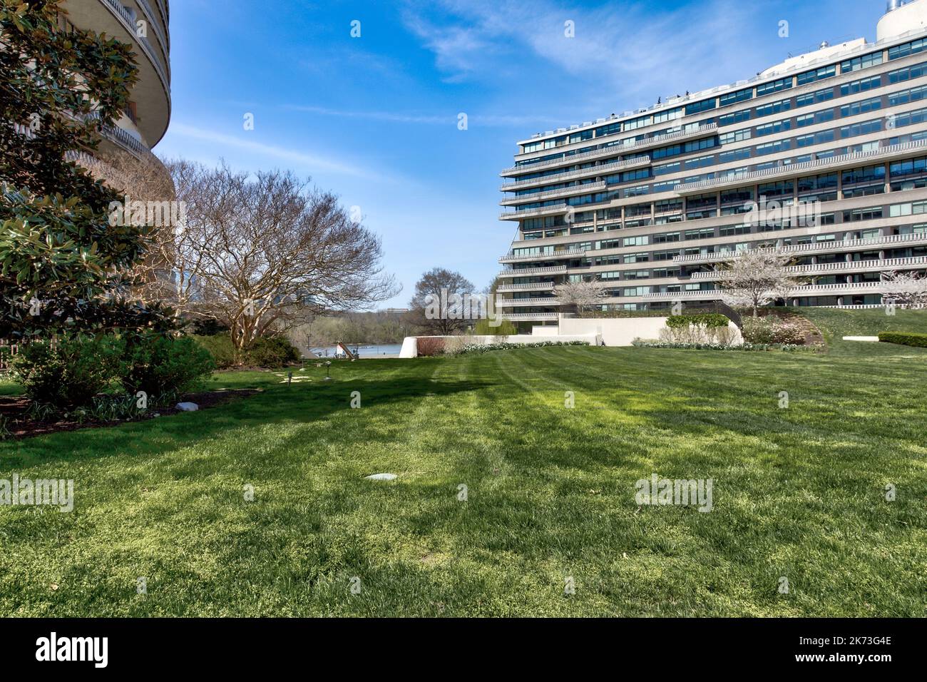 Blick auf die Rasenfläche inmitten des Watergate-Komplexes in Washington, DC Stockfoto