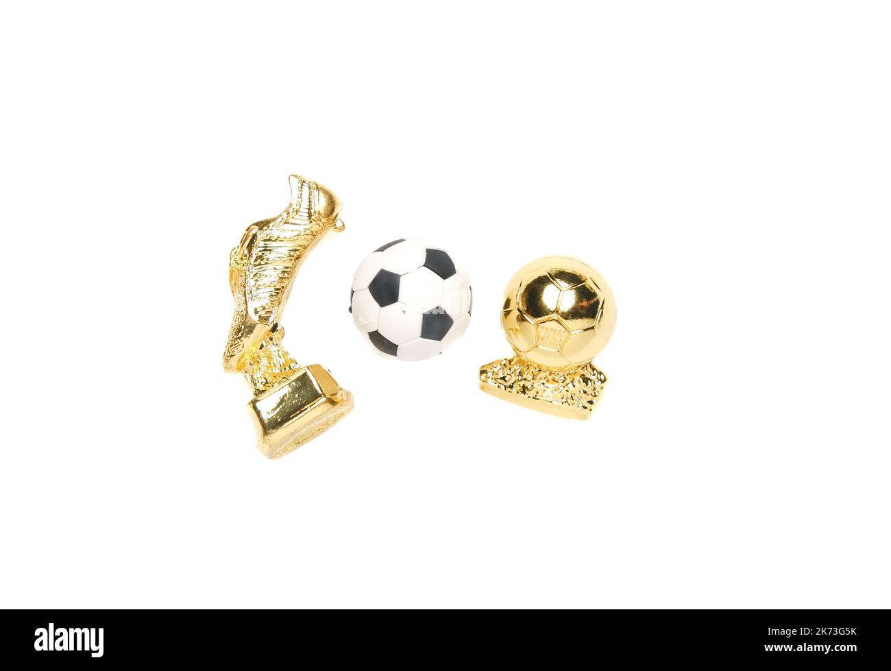 Ein Bild von goldenen Stiefeln, goldenem Ball und Fußball auf weißem Hintergrund. Stockfoto