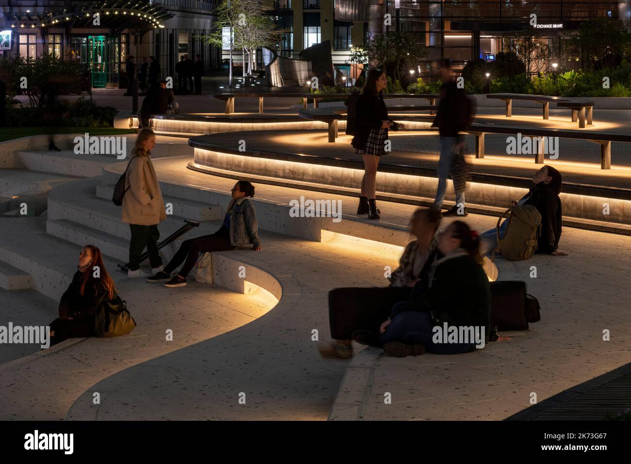 Blick auf Stufen/Sitzmöbel mit integrierter Beleuchtung. Exchange Square, London, Großbritannien. Architekt: DSDHA, 2022. Stockfoto