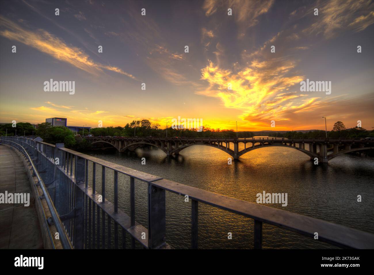 Die Lamar Boulevard Brücke über den Lady Bird Lake bei Sonnenuntergang in Austin, Texas Stockfoto