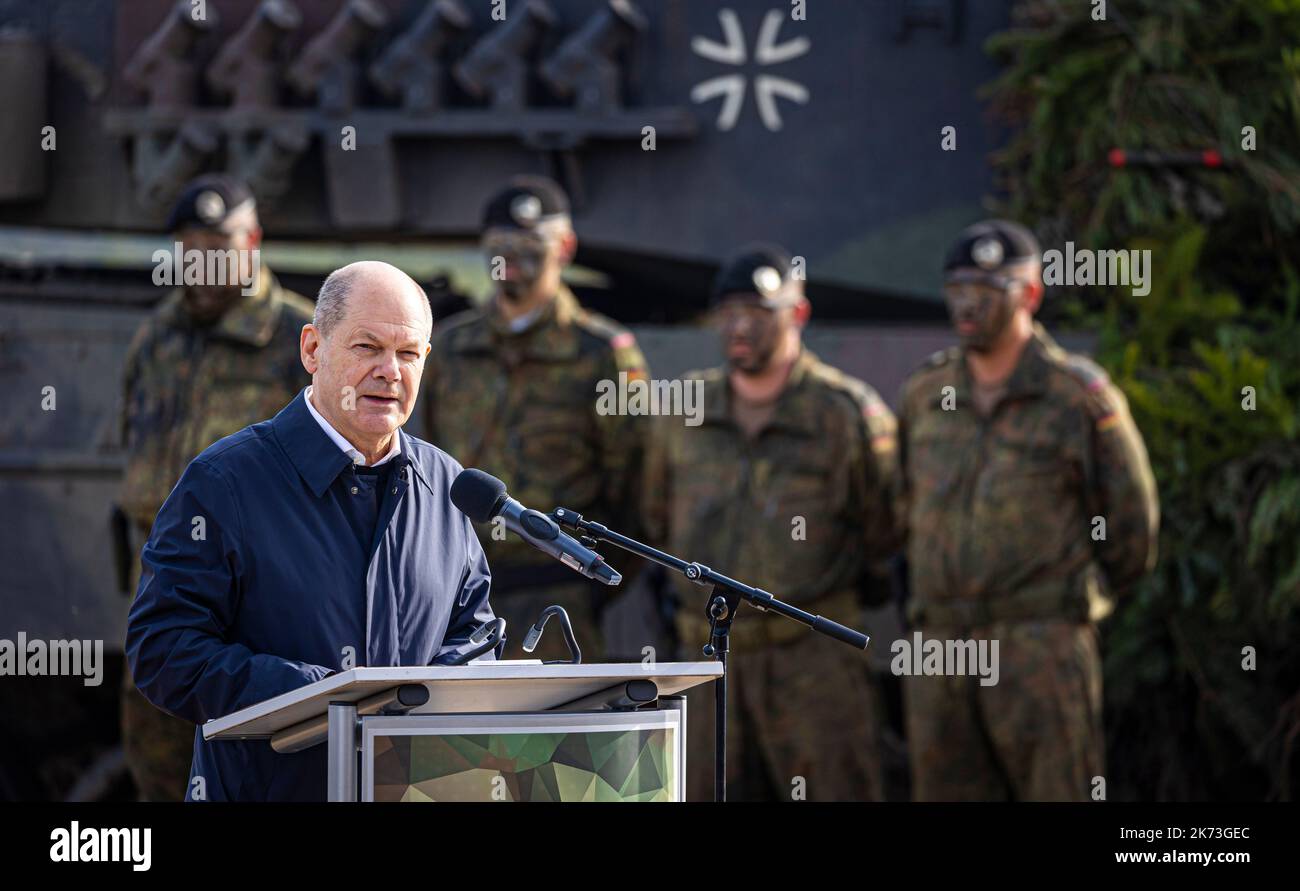 Ostenholz, Deutschland. 17. Oktober 2022. Bundeskanzler Olaf Scholz (SPD), der vor einem Kampfpanzer steht, wendet sich nach der Ausbildung und Einweisung der Armee im Heidekreis Lüneburger Heide an Soldaten. Quelle: Moritz Frankenberg/dpa/Alamy Live News Stockfoto