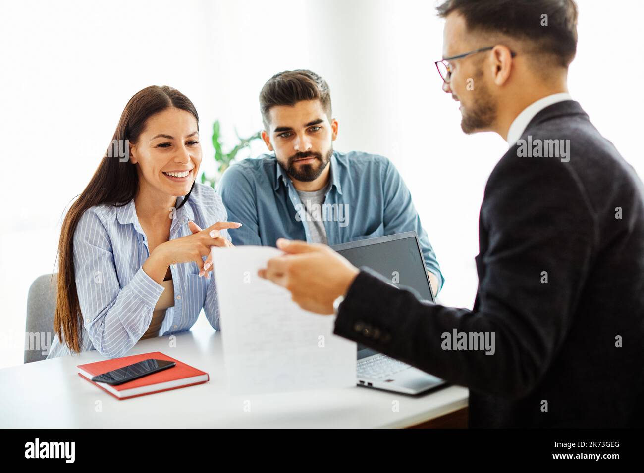 Junges Paar Deal Vertrag Immobilien Investition Geschäft Vereinbarung Agent Dokument Unterzeichnung Sitzung Stockfoto