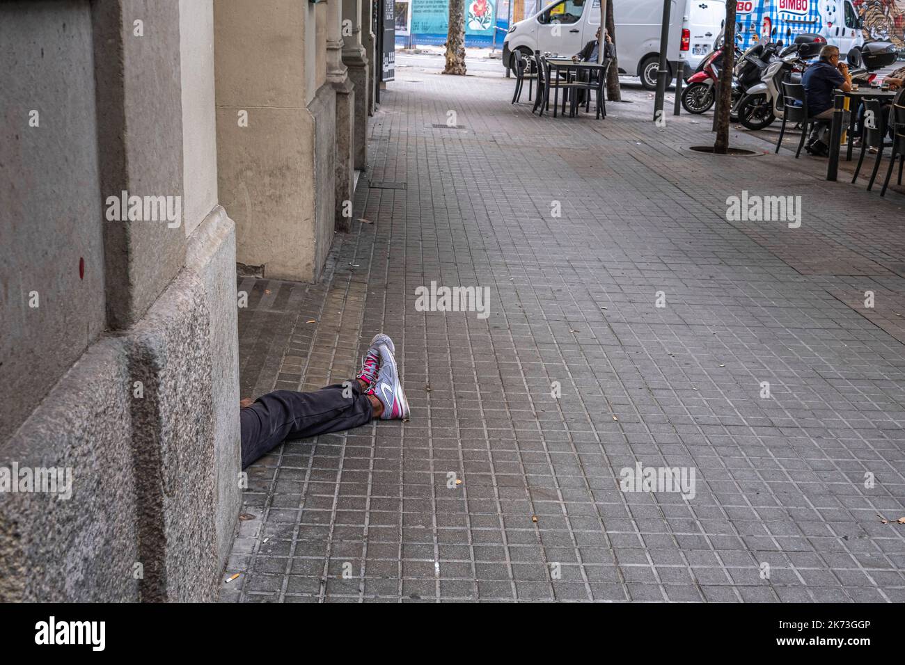 Barcelona, Spanien. 17. Oktober 2022. Ein Bettler sah, wie er vor der Tür eines Supermarkts bettelte. Anzeichen von Betteln und Armut in Barcelona am Internationalen Tag zur Beseitigung der Armut, der von den Vereinten Nationen seit 1992 anerkannt wird. Kredit: SOPA Images Limited/Alamy Live Nachrichten Stockfoto