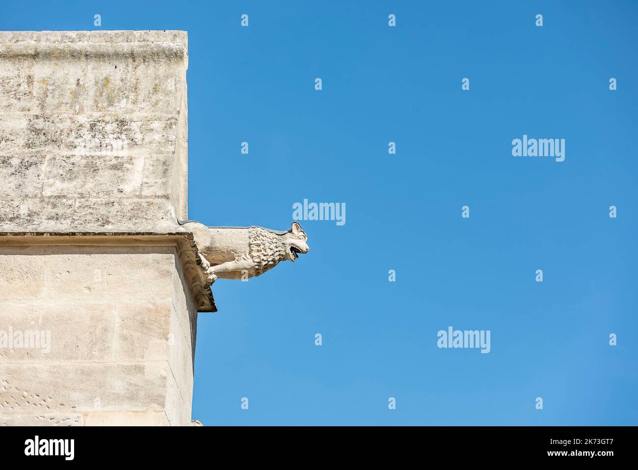 Die Stiftskirche Notre-Dame-des-Anges gegen den blauen Himmel, früher Basilika St-Laurent, L'Isle-sur-la-Sorgue genannt. Frankreich Stockfoto
