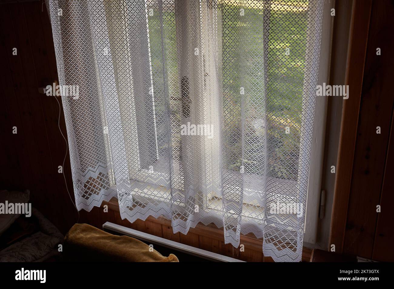 Fenster eines gemütlichen alten Holzhauses Stockfoto