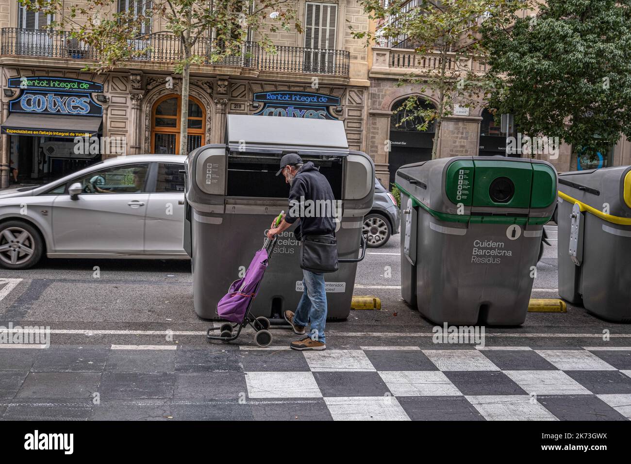 Barcelona, Spanien. 17. Oktober 2022. Ein Mann sah, wie er Wertgegenstände aus den Müllcontainern entlang der Aragón Straße sammelte. Anzeichen von Betteln und Armut in Barcelona am Internationalen Tag zur Beseitigung der Armut, der von den Vereinten Nationen seit 1992 anerkannt wird. (Foto von Paco Freire/SOPA Images/Sipa USA) Quelle: SIPA USA/Alamy Live News Stockfoto