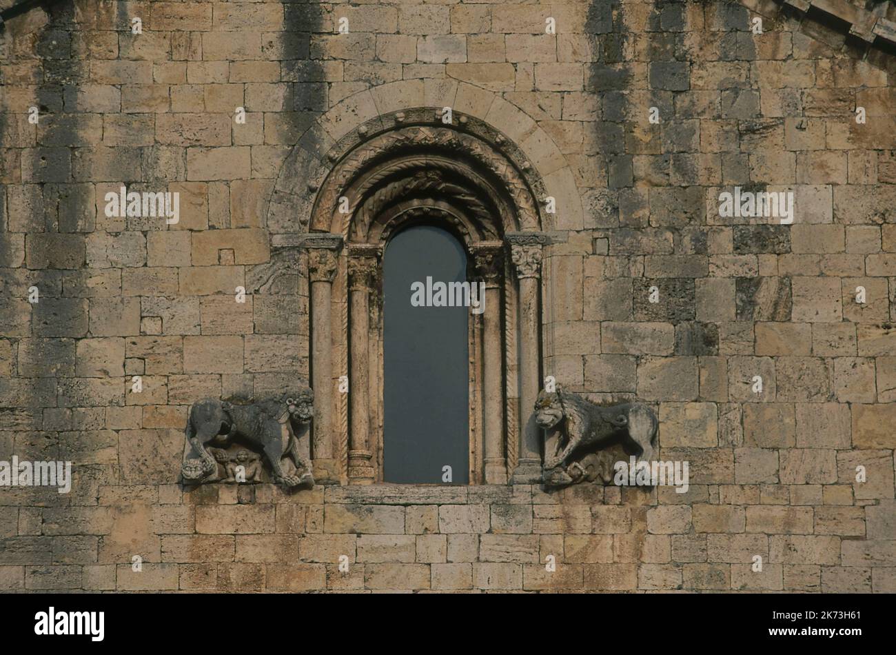 VENTANA ROMANICA FLANQUEADA POR DOS LEONES - SIGLO XII ORT: MONASTERIO DE SAN PEDRO. BESALU. GERONA. SPANIEN. Stockfoto