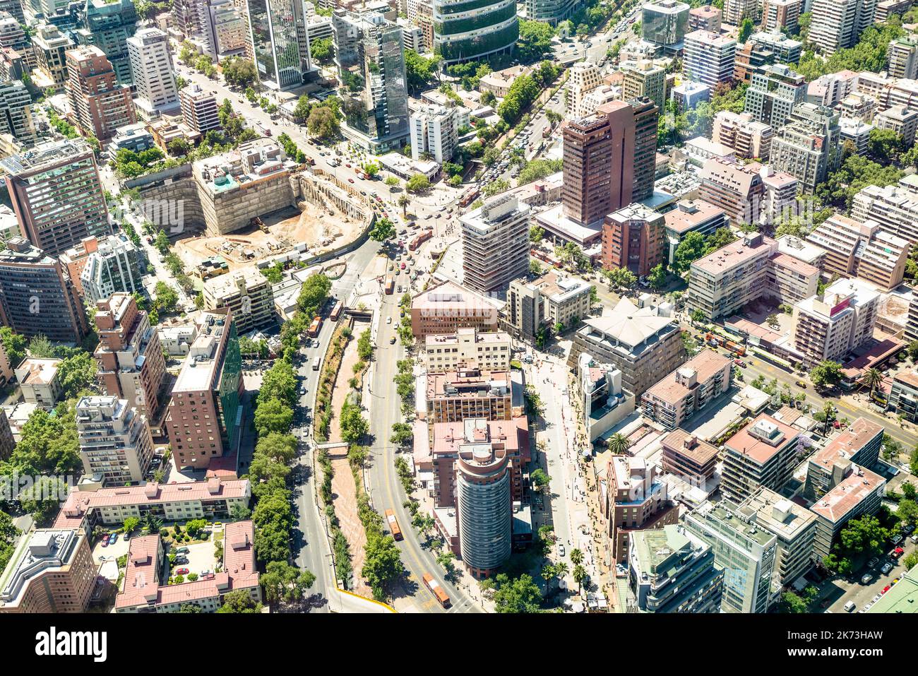 Detail von Wolkenkratzern im Stadtzentrum von Santiago de Chile - Luftaufnahme von modernen Gebäuden und Skyline in der chilenischen größten Stadt mit Grünflächen Stockfoto