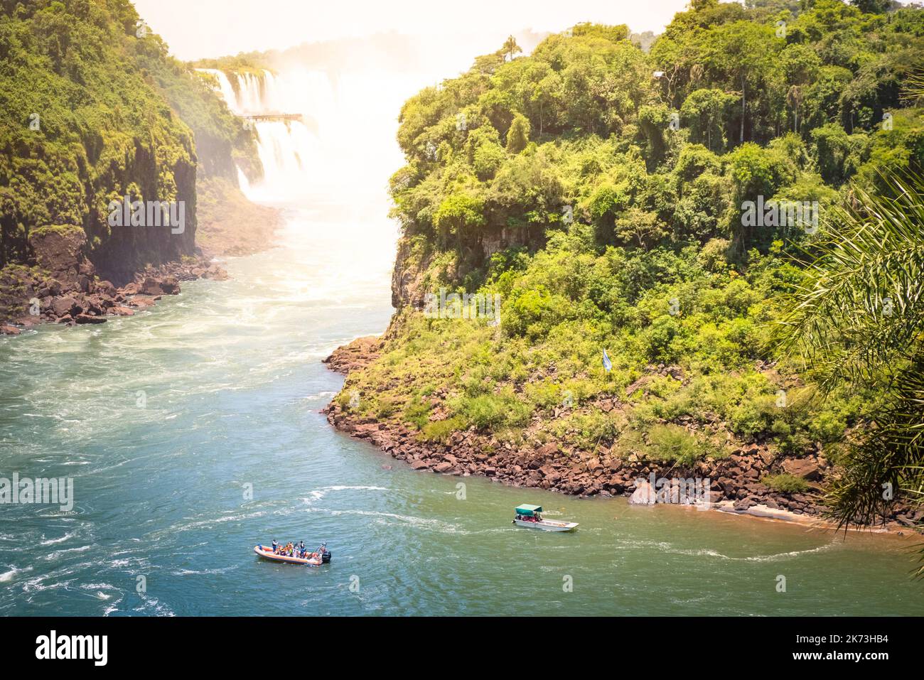 Detail des Iguazu Falls vom mirador der Isla San Martin zwischen argentinischer und brasilianischer Flussseite mit Motorboot-Schlauchboot - Wasserfälle Naturwunder o Stockfoto