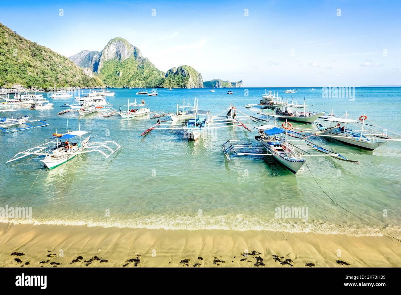 Front Beach mit Longtail-Booten in El Nido - wunderschönes tropisches Reiseziel in Palawan Philippinen - Reisekonzept an exklusiven Standorten in Südöa Stockfoto