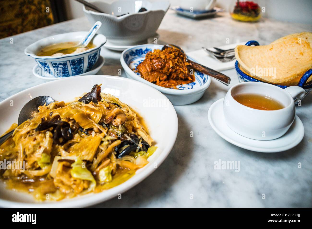 Eine peranakanische chinesisch-malaiische Mischung aus traditioneller Küche mit verschiedenen Gerichten Stockfoto