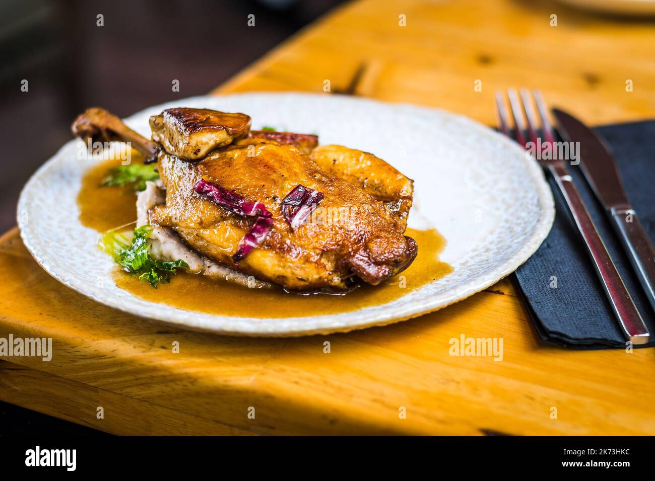 Canard du Ciel Entenbein, Entenbrust, gebratene vier Gras, Pommes, Koriander-Portweinsauce Stockfoto