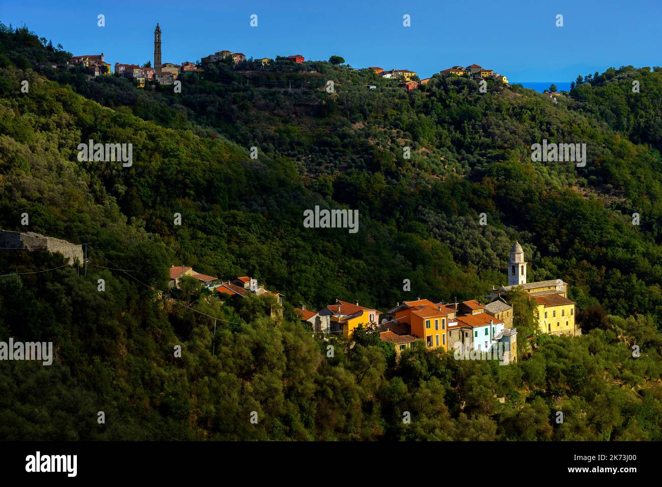 Blick auf die Dörfer Prela Castello und Vasia in der ligurischen Landschaft, Italien. Provinz Imperia in der italienischen Region Ligurien, Italien. Diese kleinen Stockfoto