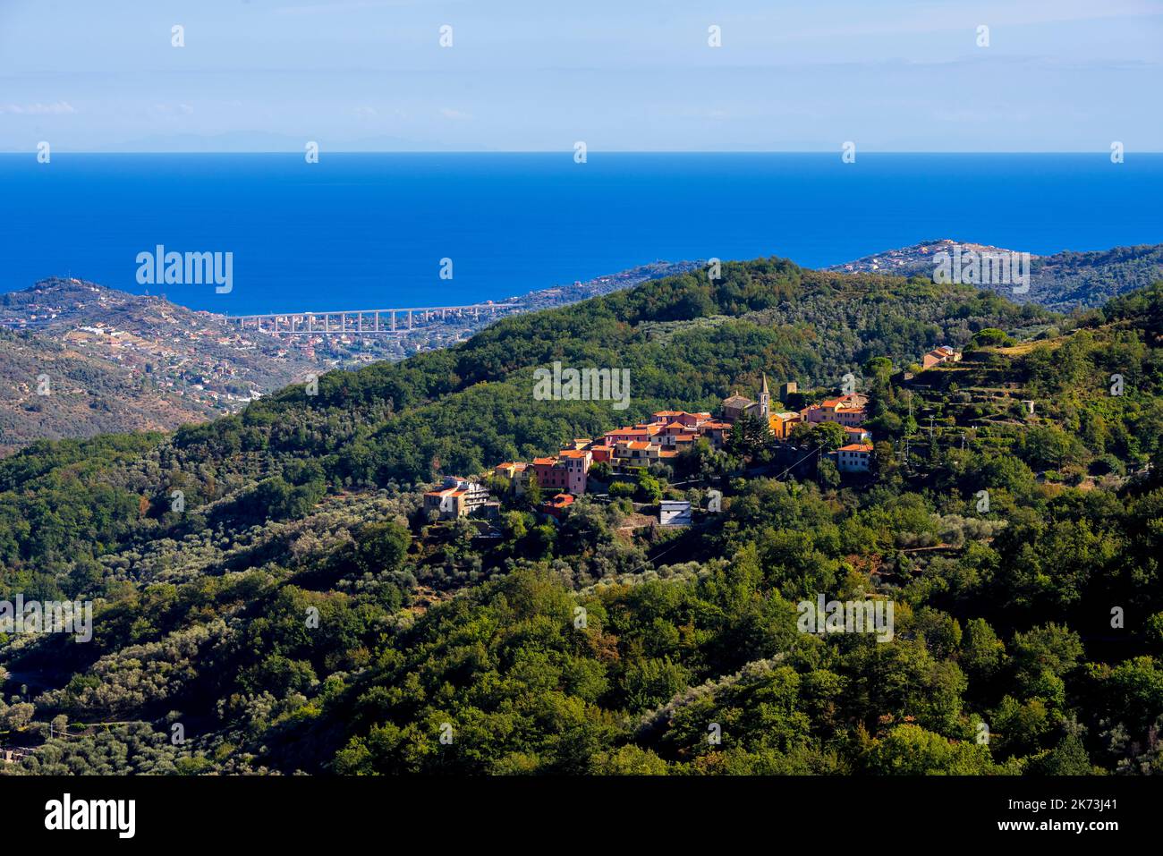 Ein atemberaubender Blick auf die ligurischen Berge und die Mittelmeerküste. Im Vordergrund ein Blick auf das Dorf Valloria. Valloria ist eines der Stockfoto
