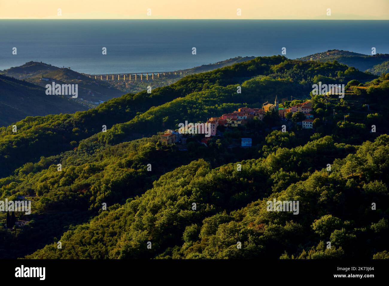 Ein atemberaubender Blick auf die ligurischen Berge und die Mittelmeerküste. Im Vordergrund ein Blick auf das Dorf Valloria. Valloria ist eines der Stockfoto
