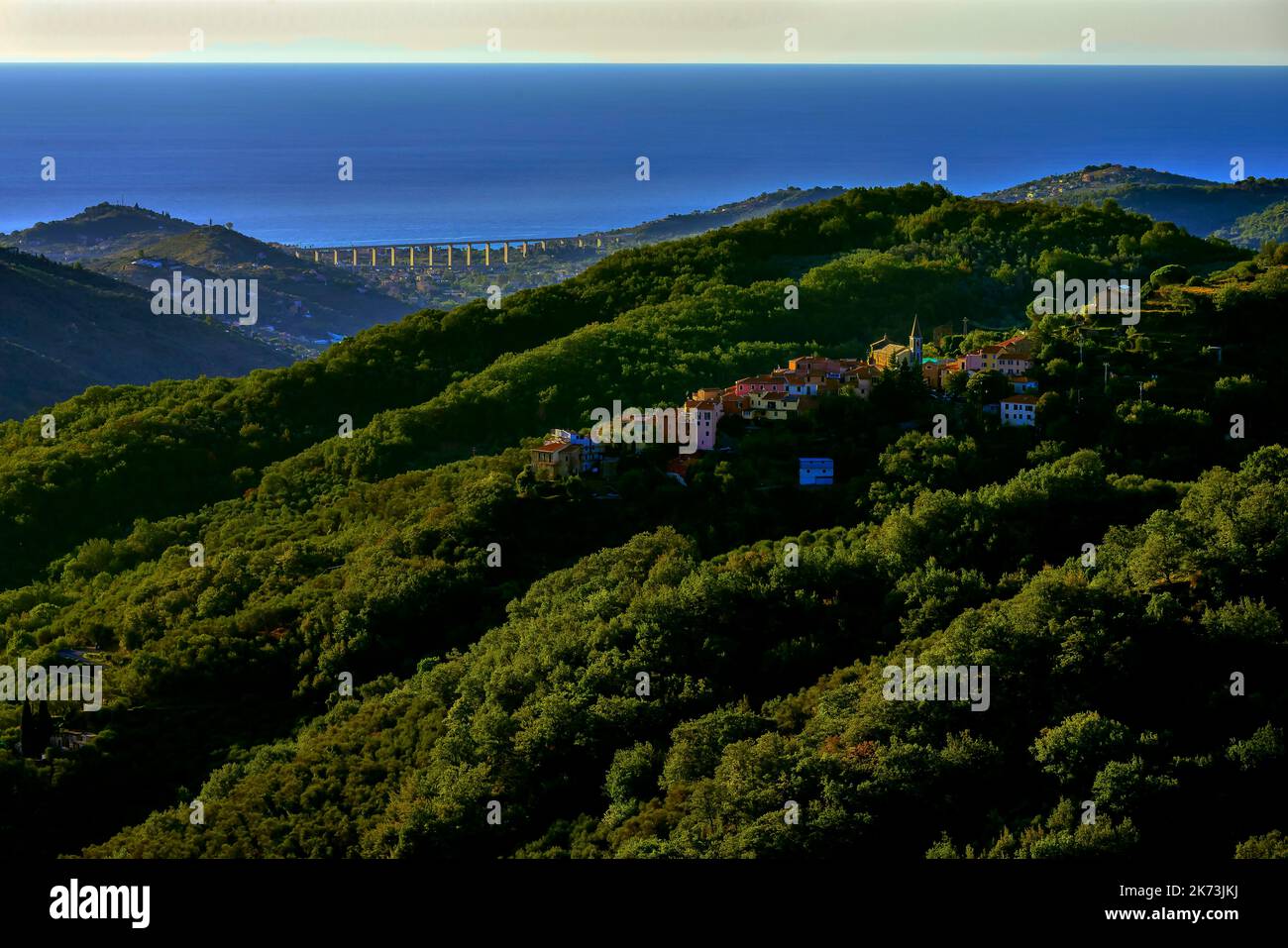 Ein atemberaubender Blick auf die ligurischen Berge und die Mittelmeerküste. Im Vordergrund ein Blick auf das Dorf Valloria. Valloria ist eines der Stockfoto