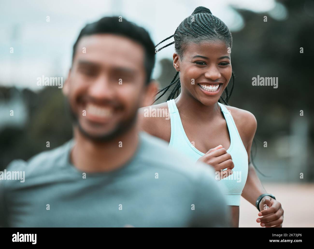 Schlagen Sie bis zur Ziellinie. Zwei Freunde laufen zusammen. Stockfoto