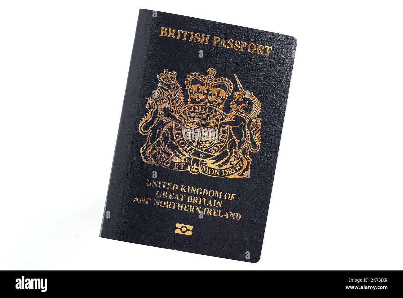 Ein britischer blauer britischer Reisepass vor weißem Hintergrund. Stockfoto
