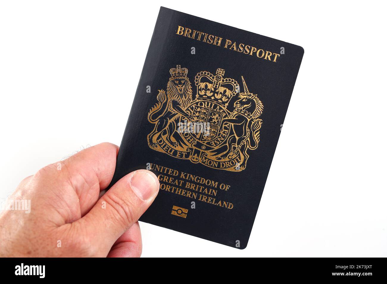 Ein Mann mit einem britischen Blue British Passport vor weißem Hintergrund. Stockfoto